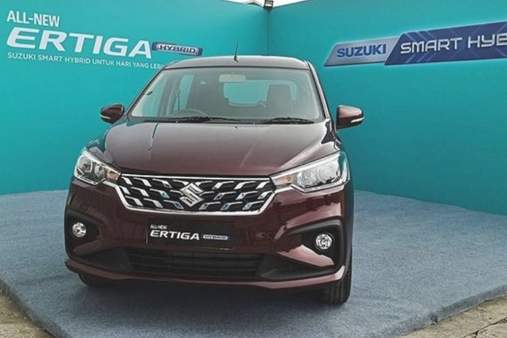 Theo thông tin từ các tư vấn viên bán hàng, Suzuki Ertiga Hybrid tại Việt Nam sẽ bán ra với hai phiên bản số sàn (MT) và số tự động (AT), cùng giá dự kiến lần lượt là 520 triệu và 590 triệu đồng.