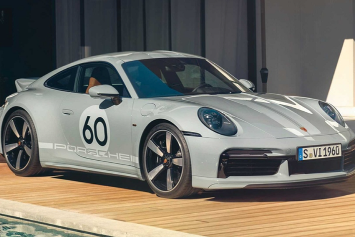 Porsche 911 Sport Classic 2023 mới được phát triển dựa trên 911 Turbo S và dùng động cơ tăng áp kép 3.7L 6 xi-lanh kết hợp cùng hộp số sàn, cho công suất lên tới 543 mã lực, đưa 911 Sport Classic trở thành chiếc xe số sàn mạnh nhất của Porsche tính đến hiện tại.