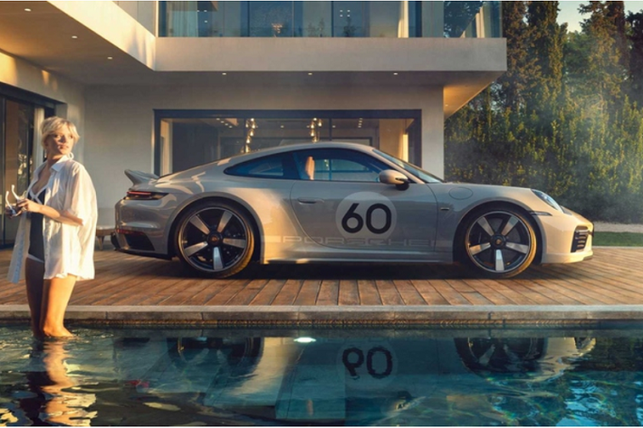 Để phù hợp với không gian này, chiếc xe được trang bị đồng hồ analog cổ điện. Xe có logo Porsche và Porsche Exclusive Manufaktur trên khắp các cửa kính.