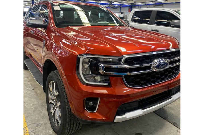 Một tư vấn bán hàng từng tiết lộ, mẫu xe SUV Ford Everest 2023 sẽ được phân phối tại Việt Nam với 4 phiên bản, gồm: Titanium 2 cầu, Titanium 1 cầu, Sport 1 cầu và Ambiente 1 cầu (số sàn). Phiên bản thấp nhất nhiều khả năng vẫn được trang bị màn hình giải trí 10 inch, trong khi phiên bản cao hơn là 12 inch.