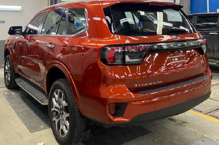 Bản Titanium khác biệt ngay từ bên ngoài với các chi tiết mạ crôm ở lưới tản nhiệt, ốp gương, tay nắm cửa, cùng trang bị cửa sổ trời toàn cảnh và camera 360 độ. Bộ mâm 20 inch hai tông màu. Giá nóc và viền cản trước màu bạc.