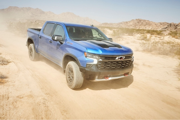 Chưa hết, Silverado PPV còn được trang bị gói off-road Z71 gồm tấm bảo vệ gầm kiên cố, khóa vi sai cầu sau và hệ thống giảm xóc Rancho, giúp chiếc xe có khoảng sáng gầm xe tốt nhất phân khúc (288 mm) và góc tiếp cận 25,9 độ.