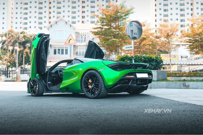 Trong đó, phần mui cứng của siêu xe được làm bằng sợi carbon có cơ chế gập điện nâng/hạ chỉ trong 11 giây, nhanh hơn 6 giây so với đàn em 650 Spider. Đặc biệt, phần mui này có thể hoạt động ở tốc độ lên tới 50 km/h mà vẫn rất êm ái.