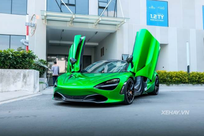 Có lẽ bước sang năm mới nên chủ của chiếc McLaren 720S Spider màu đen Borealis cũng muốn làm mới cho "xế yêu" của mình. Siêu xe Anh Quốc đã được dán decal màu xanh lá bắt mắt, trái ngược hẳn với tông đen huyền bí nguyên bản.