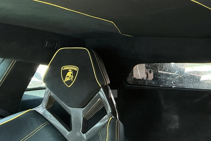 Cung cấp sức mạnh cho Lamborghini Aventador LP750-4 SV Coupe là khối động cơ nạp khí tự nhiên V12 6.5L sản sinh công suất 750 mã lực và mô-men xoắn cực đại 690 Nm, giúp siêu xe chạy nước rút từ 0 - 100 km/h chỉ trong 2,7 giây trước khi cán vận tốc tối đa 350 km/h. Giá xe Lamborghini Aventador SV khi về Việt Nam thời điểm mới được các đơn vị nhập khẩu tư nhân bán ra không dưới 30 tỷ đồng.