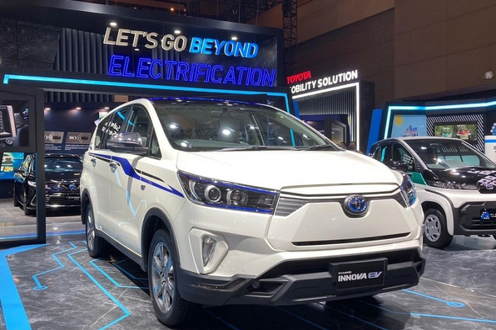 Vào hồi tháng 2 năm nay, tại Indonesia đã xuất hiện tin đồn về việc hãng Toyota chuẩn bị bổ sung phiên bản hybrid mới cho dòng xe Innova. Tuy nhiên, trái với tin đồn này, dòng Toyota Innova 2023 mới lại được bổ sung phiên bản chạy điện.