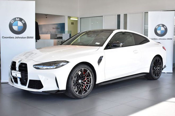 BMW M3 Competition và M4 Competition gần như giống nhau về thiết kế, khung gầm, động cơ,… Điểm khác biệt duy nhất của hai mẫu xe này nằm ở kiểu dáng. BMW M3 Competition cung cấp cho người dùng 2 tuỳ chọn sedan hoặc estate, còn M4 có tuỳ chọn kiểu dáng coupe hoặc convertible 2 cửa