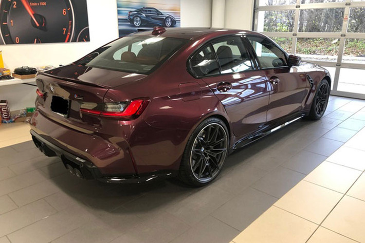Một tư vấn bán hàng cho biết, nếu đặt cọc mua xe BMW M3 Competition và M4 Competition từ bây giờ thì dự kiến khách hàng sẽ nhận được xe vào quý I năm sau. Lý giải cho việc thời gian chờ giao nhận xe lâu như vậy, người này cho biết do thiếu linh kiện, phụ tùng nên BMW sản xuất khá hạn chế phiên bản M Competition xDrive.