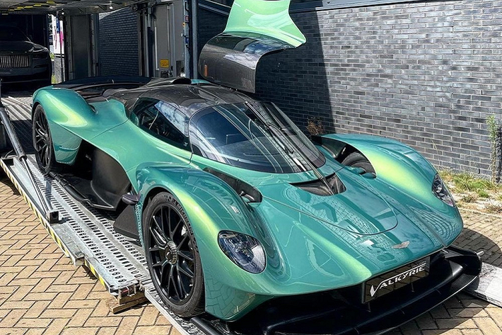 Valkyrie là 1 dự án vô cùng đặc biệt mà hãng xe Aston Martin đã dành tặng cho các khách hàng của mình, đây là 1 bước tiến mới giúp hãng cũng cố sự có mặt trong giới hypercar kể từ khi xe One 007 ra mắt. Trình làng cách đây 6 năm, giời đây, Aston Martin Valkyrie mới đã được sản xuất với số lượng hạn chế dành cho bản Coupe cũng như mui trần.