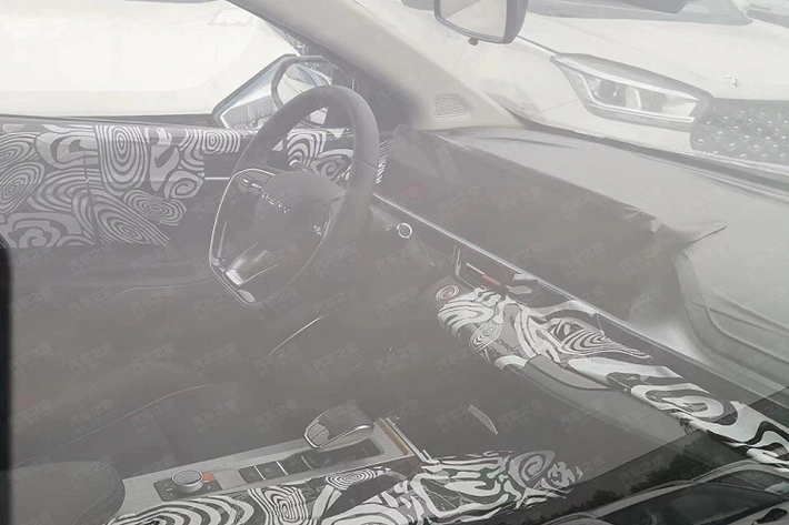 Được biết, Arrizo 5 GT vốn là phiên bản thể thao của mẫu xe Chery Arrizo 5 Plus. Ngoài những chi tiết "nhái" của Lexus, mẫu ô tô Trung Quốc này còn được trang bị logo "GT" trên lưới tản nhiệt và cửa cốp sau, vành nhôm 17 inch với thiết kế 5 chấu kép, cùm phanh màu cam, đèn hậu LED với tạo hình chữ "T" bên trong cũng như 4 ống xả tròn trịa. Khu vực ống xả của xe còn được bao quanh bằng viền sợi carbon nhằm tăng vẻ thể thao.