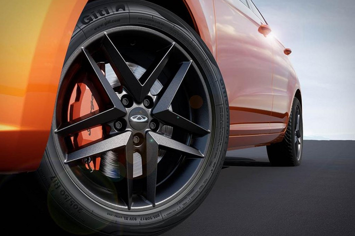 "Trái tim" của Chery Arrizo 5 GT 2022 là khối động cơ xăng 4 xi-lanh, tăng áp, dung tích 1.6L, sản sinh công suất tối đa 197 mã lực và mô-men xoắn cực đại 290 Nm. Động cơ kết hợp với hộp số tự động ly hợp kép ướt 7 cấp. Nhờ đó, xe có thể tăng tốc từ 0-100 km/h trong thời gian 6 giây.