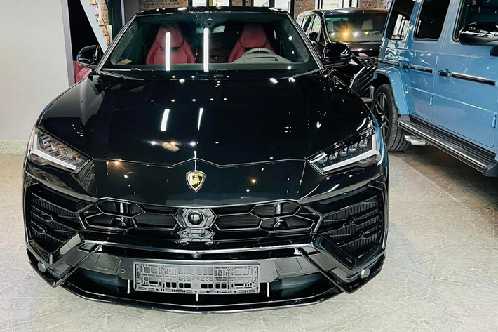 Dòng siêu SUV Lamborghini Urus tại Việt Nam hứa hẹn sẽ sớm tạo nên cuộc chơi mới trong giới đại gia, khi nhà phân phối mới của hãng siêu xe Lamborghini tại dải đất hình chữ S đã đưa ra mức giá bán khởi điểm của xe chỉ từ 13,1 tỷ đồng - đây có thể xem là giá bán siêu rẻ..