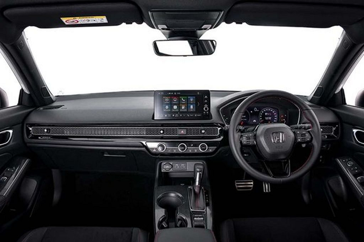 Hệ truyền động hybrid trên Honda Civic e:HEV mới được đồn đoán là sẽ mạnh mẽ hơn Accord Hybrid. Chiếc sedan hạng D - Honda Accord Hybrid hiện sử dụng hệ truyền động Intelligent Multi-Mode Drive (i-MMD) với động cơ xăng Atkinson Cycle i-VTEC 4 xi-lanh, dung tích 2.0L, tạo ra công suất tối đa 145 mã lực tại tua máy 6.200 vòng/phút và mô-men xoắn cực đại 175 Nm tại tua máy 3.500 vòng/phút.