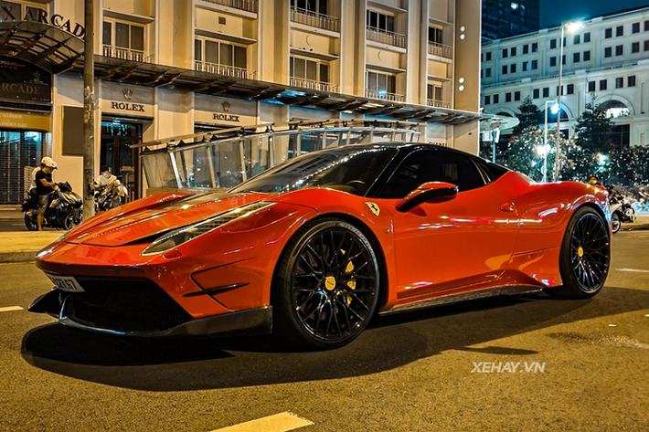 Chiếc Ferrari 458 Italia độ Misha Designs trong bài sở hữu màu sơn đỏ đặc trưng của thương hiệu "siêu ngựa", kết hợp bộ mâm "zin" 5 chấu đơn màu bạc sáng và kẹp phanh gốm carbon màu vàng giúp tạo thêm điểm nhấn.