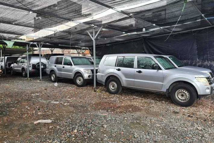 Lô xe 15 chiếc Mitsubishi Pajero V93 đời 2008, sản xuất 2007 hiện đang được rao bán trong một hội nhóm với mức giá 210-220 triệu đồng. Người bán cho biết, số xe này đã lăn bánh trung bình 150.000-160.000 km, mang biển số Hà Nội hoặc TP.HCM. Tất cả đều thuộc phiên bản “xe ngân hàng”, phục vụ mục đích chở tiền với thùng kín ở phía sau. Hiện tại, 5 xe đã tìm được chủ mới.