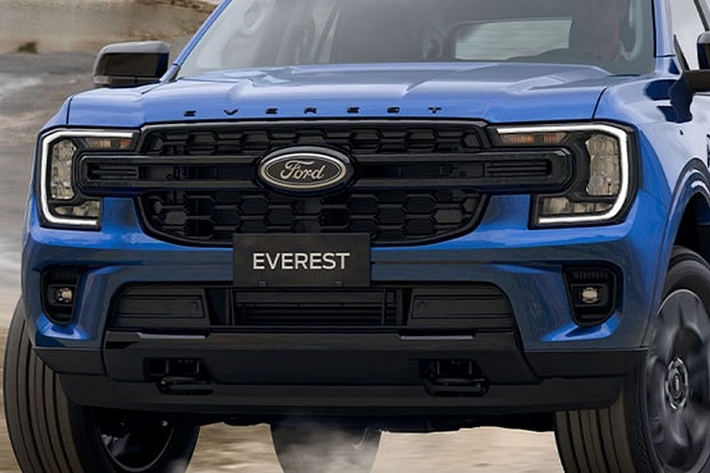 Về trang bị an toàn, Ford Everest 2023 được cung cấp hệ thống kiểm soát hành trình, hệ thống hỗ trợ giữ làn đường tích hợp tính năng phát hiện lề đường, hỗ trợ đánh lái tránh va chạm, hỗ trợ tránh va chạm sớm, phát hiện điểm mù, cảnh báo phương tiện cắt ngang khi lùi, phanh khẩn cấp tự động và nhận diện biển báo giao thông.