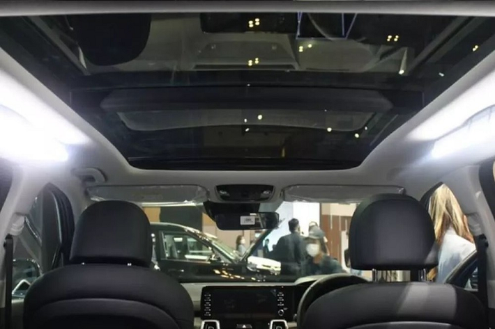 Ngoài ra, Kia Sorento phiên bản plug-in hybrid còn dùng hộp số tự động 6 cấp và hệ dẫn động AWD tiêu chuẩn với khóa vi sai trung tâm, hệ thống điều hướng mô-men xoắn cùng hệ thống lựa chọn chế độ lái Drive Mode Select.