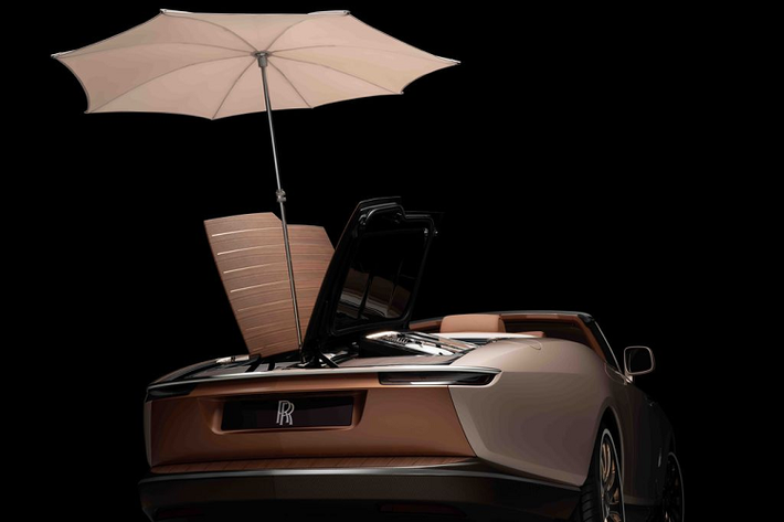 Alex Innes, Trưởng bộ phận Thiết kế Coachbuild, cho biết, “Boat Tail đánh dấu một bước ngoặt về tài năng khéo léo và sự tự do sáng tạo. Việc chế tác thủ công một chiếc xe ô tô động cơ đã mở ra một lĩnh vực khám phá và khả năng mới: chúng tôi có thể đạt được những thành tựu và giải quyết những thách thức mà bị giới hạn khi sử dụng các phương pháp công nghiệp hóa thông thường.