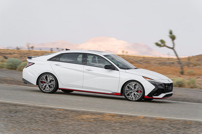 Một nguồn tin còn tiết lộ mẫu xe sedan Hyundai Elantra 2023 đã hoàn tất thủ tục đăng kiểm khí thải tại Việt Nam với 6 biến thể, trong đó có biến thể N Line hiệu suất cao. Nếu đúng thì đây là lần đầu tiên bản N Line của mẫu sedan này có mặt tại Việt Nam.