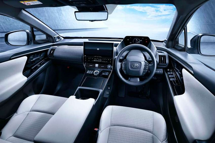 Phiên bản FWD có một động cơ điện cho công suất 201 mã lực (150 kW) trong khi bản AWD sử dụng 2 mô-tơ điện công suất 107 mã lực (80 kW), kết hợp lại cho công suất cực đại 215 mã lực (160 kW).