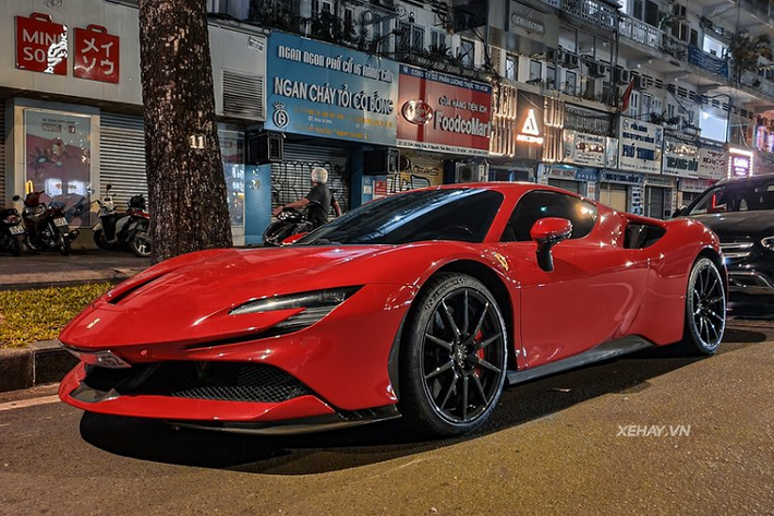 Ferrari SF90 Stradale đầu tiên của Việt Nam sở hữu sơn ngoại thất màu đỏ Rosso Corsa đặc trưng và rất nổi bật, đi kèm là bộ mâm 10 chấu bằng sợi carbon "thửa riêng", cùm phanh màu đỏ tương phản nổi bật và lốp hiệu suất cao Michelin Pilot Sport Cup 2.