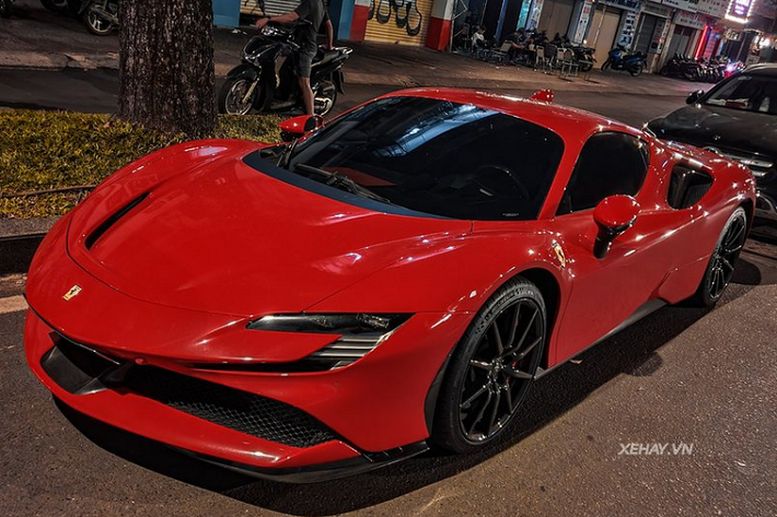Di chuyển ra phía sau, có thể thấy phần đuôi của Ferrari SF90 Stradale được thiết kế khá phức tạp, với cặp ống xả kép hình tròn đặt cao ở trung tâm, cụm đèn hậu dạng LED hình chữ nhật lạ mắt và bộ khuếch tán sợi carbon táo bạo, khiến siêu xe trông rất hầm hố và mạnh mẽ.