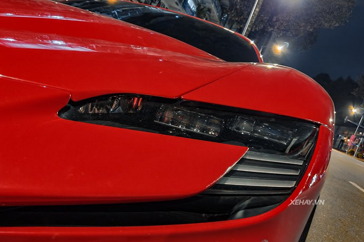 Giá xe Ferrari SF90 Stradale đầu tiên về Việt Nam này được đồn đoán trên 40 tỷ đồng, đắt hơn đáng kể so với xe chính hãng (từ 34,5 tỷ đồng) nhưng bù lại khách được nhận xe sớm thay vì chờ đợi 8 - 12 tháng.