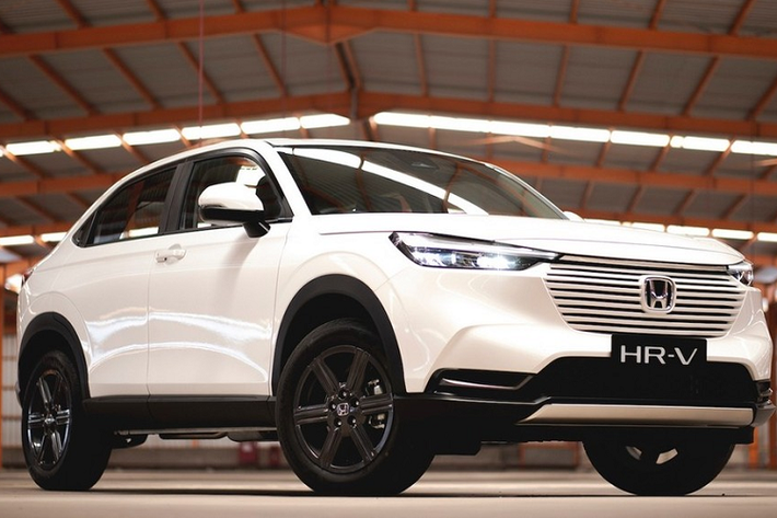 Dù được trang bị động cơ nào, Honda HR-V 2022 tại Indonesia cũng dùng hộp số biến thiên vô cấp CVT. Ngoài ra, xe còn có 3 chế độ lái là Sport, Normal và ECON. Như vậy, Indonesia là thị trường đầu tiên trên thế giới đón nhận Honda HR-V 2022 động cơ tăng áp. Đồng thời, đây là thị trường thứ hai trên thế giới có Honda HR-V RS 2022, sau Thái Lan. Tuy nhiên, tại Thái Lan, bản RS lại được trang bị hệ truyền động hybrid e:HEV