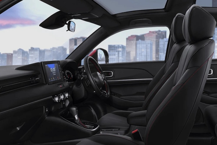 Đặc biệt, Honda HR-V 2022 ở thị trường Indonesia sẽ được trang bị gói công nghệ an toàn chủ động Honda Sensing tiêu chuẩn, bao gồm những tính năng như phanh giảm thiểu va chạm CMBS, hỗ trợ giữ làn đường, giảm thiểu chệch làn đường, hệ thống kiểm soát hành trình thích ứng với dải tốc độ thấp, đèn pha tự động và cảnh báo khi xe phía trước di chuyển.