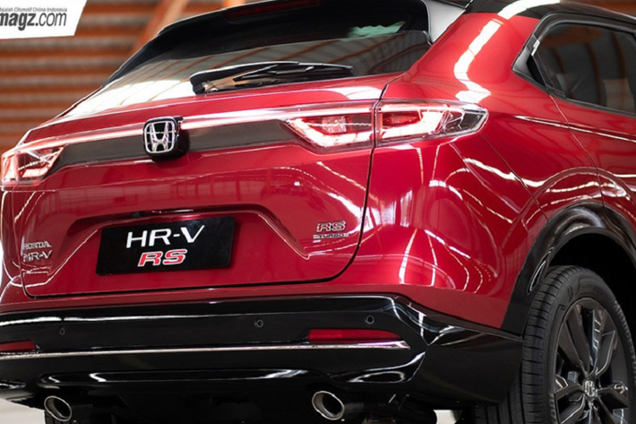 Bên trong Honda HR-V 2022 là không gian nội thất có thiết kế tối giản và thanh lịch hơn. Nội thất trông cũng cao cấp hơn nhờ cửa sổ trời toàn cảnh Panorama, màn hình thông tin giải trí dạng cảm ứng 8 inch, hỗ trợ kết nối với điện thoại thông minh, bảng đồng hồ với màn hình đa thông tin TFT 7 inch, vô lăng/cần số bọc da, nút bấm khởi động máy, tính năng mở cửa không cần chìa khóa, 4 loa kết hợp 2 loa tweeter và lẫy chuyển số sau vô lăng.