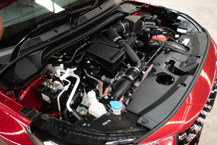 Ở 3 bản S, E và SE, Honda HR-V 2022 mới sẽ được trang bị động cơ xăng 4 xi-lanh, hút khí tự nhiên, dung tích 1.5L, sản sinh công suất tối đa 121 mã lực cùng mô-men xoắn cực đại 145 Nm. Đây là động cơ hiện đang được dùng cho Honda City và BR-V tại Indonesia.