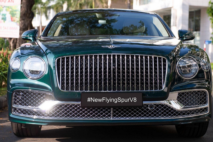 Điểm nhấn của chiếc Bentley Flying Spur V8 tại Việt Nam này chính là màu sơn Viridian có sắc xanh gợi nhắc đến màu Bristish Racing Green nổi tiếng, từ lâu đã gắn liền với những chiếc xe đua Anh Quốc. Màu sơn Viridian vốn được tạo ra cho mẫu xe concept EXP 10 Speed 6, lần đầu tiên trình làng trong triển lãm Ô tô Geneva 2015.