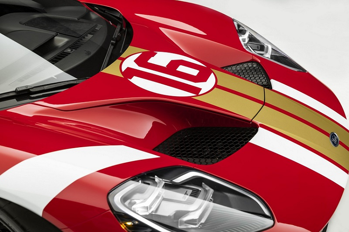 Bên cạnh màu sơn độc đáo, Ford GT Alan Mann Heritage Edition còn có hệ thống phanh hiệu suất cao Brembo với bộ kẹp màu đỏ thể thao, đai ốc bánh xe màu đen, bộ mâm 20 inch sơn theo phong cách sợi carbon,...