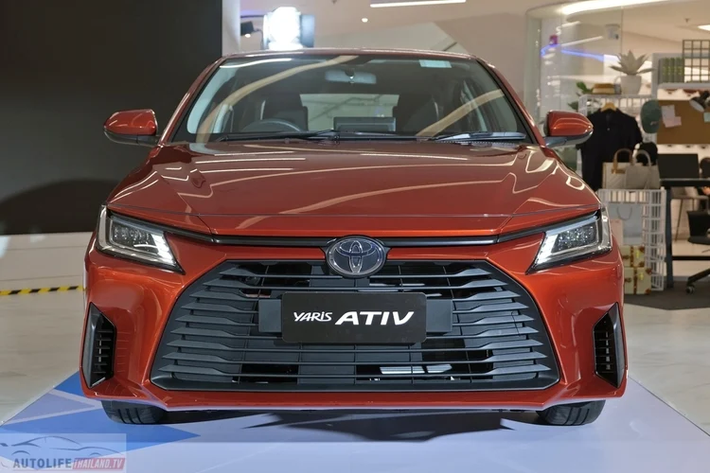 Ở bên ngoài, cụm đèn pha của Toyota Vios 1.2 Sport 2023 mới vẫn sử dụng đèn dạng LED nhưng không tích hợp đèn LED ban ngày và tính năng tự động bật tắt. La-zăng vẫn giữ kích thước 16 inch đi kèm bộ lốp 195/60. Tuy nhiên gương chiếu hậu chỉ trang bị chỉnh điện, không còn tính năng gập điện hay tích hợp đèn báo rẽ.