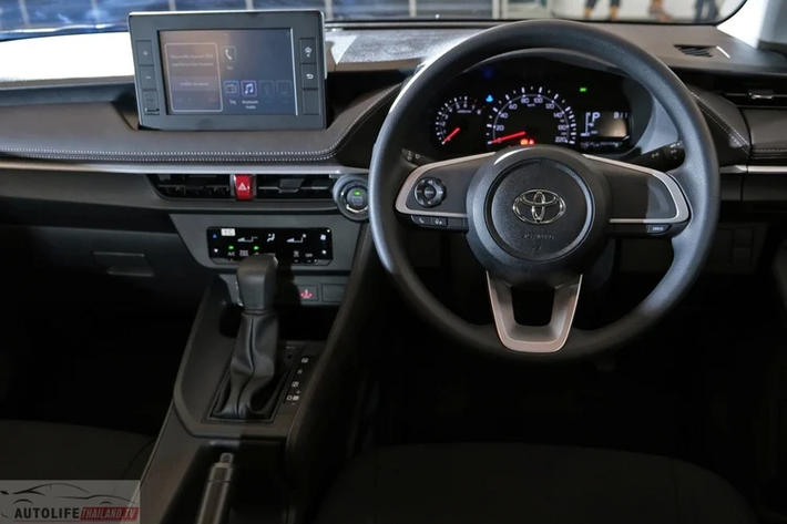 Ghế ngồi trên Toyota Vios 1.2 Sport chỉ được bọc nỉ. Hàng ghế trước chỉnh tay tương tự các phiên bản còn lại. Ngoài cắt trang bị cửa gió điều hòa, hàng ghế thứ hai của phiên bản này cũng không có các cổng sạc USB như phiên bản Premium Luxury.