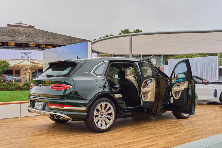 Phiên bản Bentley Bentayga EWB Mulliner siêu sang trọng này được trang bị khối động cơ V8 4.0 lít có khả năng sản sinh công suất 542 mã lực, mô-men xoắn 770 Nm với khả năng tăng tốc từ 0 - 97 km/h trong vòng 4,6 giây và có khả năng đạt tốc độ tối đa lên tới 290 km/h.