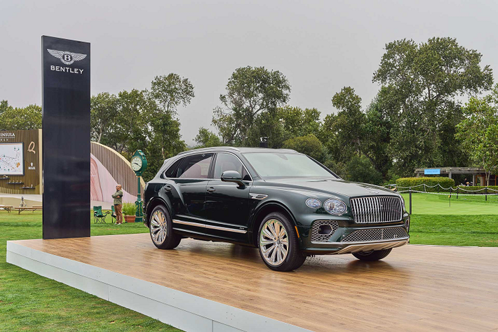 Bentley Bentayga EWB Mulliner 2022 đã vốn là mẫu SUV sang trọng bậc nhất thế giới, Mulliner đã quyết định “nâng tầm” chiếc Bentayga EWB này với những chi tiết ốp nội thất cơ bản được thay thế bằng các tấm ốp đặc biệt được khắc họa hình ảnh các mẫu xe đặc biệt.