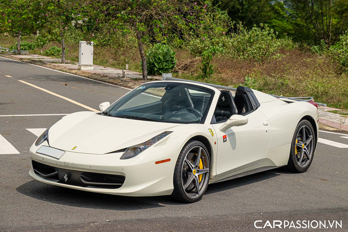 Xuất hiện trong bài viết là “siêu ngựa” Ferrari 458 Spider thứ ba về Việt Nam, mẫu siêu xe mui trần này từng có thời gian dài mang “hộ khẩu” Hải Phòng trước khi được cho “Nam tiến” về với chủ nhân mới tại Sài Gòn. Tương tự chiếc 458 Spider thứ hai về nước, xe sở hữu lớp sơn ngoại thất mang tông màu trắng Bianco Avus khá tinh tế, trong khi đó “siêu ngựa” 458 Spider đầu tiên cập bến Việt Nam lại có màu đỏ Rosso Corsa đặc trưng của Ferrari.