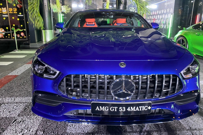 Đi kèm là hộp số tự động 9 cấp AMG SPEEDSHIFT TCT 9G và hệ dẫn động 4 bánh. Về Việt nam, Mercedes-AMG GT 53 4MATIC+ trực tiếp "đối đầu" với Porsche Panamera và BMW M6 Gran Coupe.