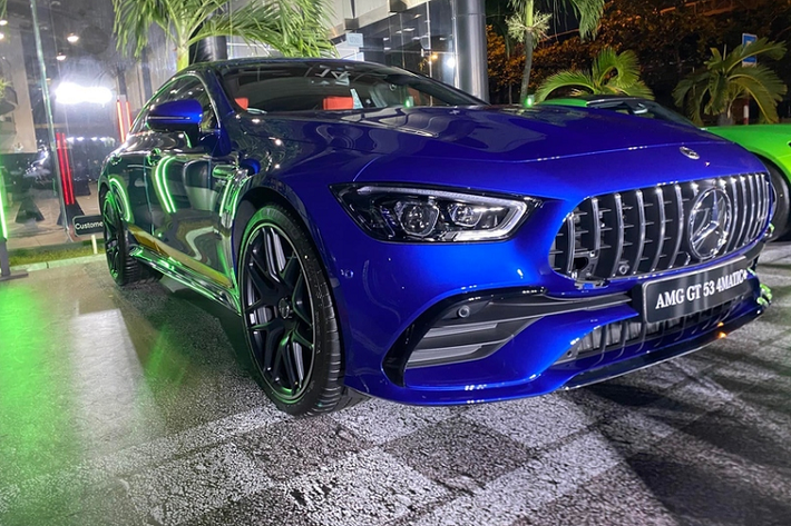 Chiếc Mercedes-AMG GT 53 4Matic+ 2022 tại Việt Nam sở hữu ngoại thất màu xanh dương Spectra Blue, đi kèm sọc vàng tạo điểm nhấn thú vị ở bên hông và mâm 7 chấu kép thể thao.
