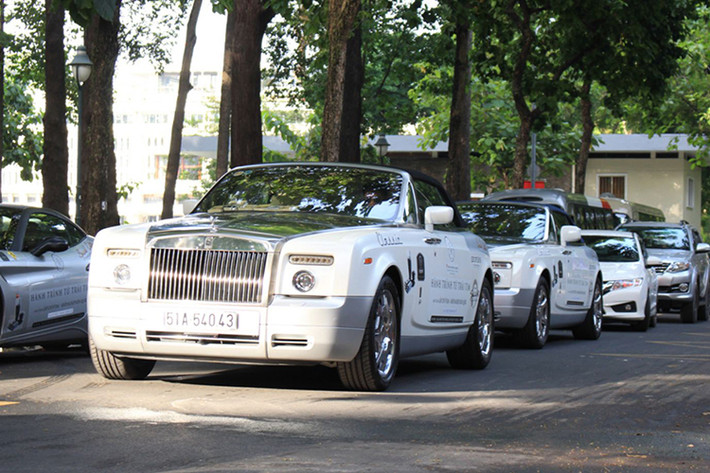 Luôn có trong tay 1 đội xe siêu sang Rolls-Royce Phantom khoảng 5 chiếc với 3 xe thuộc bản Coupe và 2 chiếc xe mui trần mang tên gọi Rolls-Royce Phantom Drophead Coupe, ông Đặng Lê Nguyên Vũ được xem như nhà sưu tập xe Phantom hàng đầu tại dải đất hình chữ S này.
