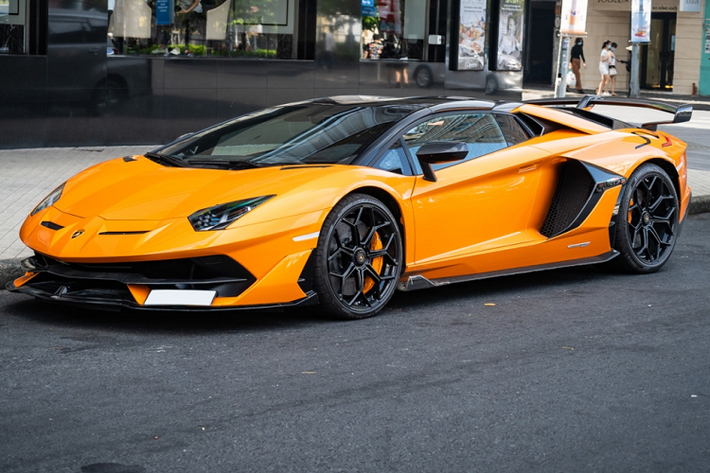 Cách đây khoảng 3 tháng, thông tin về việc chiếc siêu xe mui trần Lamborghini Aventador SVJ Roadster hàng hiếm mang màu sơn cam Arancio Atlas độc nhất Việt Nam đã chính thức có biển số và định cư ở Sài thành đã thu hút sự quan tâm của giới mê xe, lý do, đây là chiếc Aventador SVJ mui trần duy nhất tại Tp.HCM.