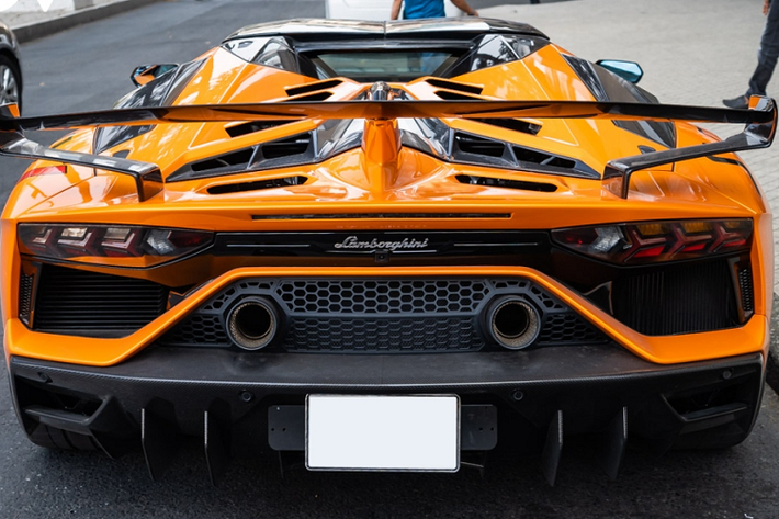 Siêu xe mui trần của Lamborghini Aventador SVJ tăng tốc từ vị trí đứng yên lên 100 km/h chỉ trong thời gian 2,9 giây, chậm hơn 0,1 giây so với bản Coupe và 0-200 km/h trong 8,8 giây. Vận tốc tối đa của siêu xe mui trần Lamborghini Aventador SVJ sẽ là 350 km/h.