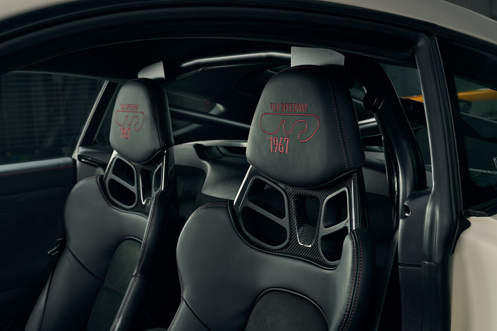Porsche 718 Cayman GT4 tuy chưa phải là phiên bản mạnh mẽ nhất của dòng xe thể thao với động cơ đặt giữa này (vị thế đó thuộc về chiếc GT4 RS) nhưng thông số công suất 414 mã lực và mô-men xoắn cực đại 420 Nm do động cơ xăng 4.0L hút khí tự nhiên mang lại cũng rất đáng gờm.