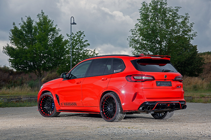 Ở phần cản trước, hãng độ nâng cấp cho xe BMW X5 M Competition độ The Big Red bộ chia phía trước thể thao với các cửa hút gió giả tích hợp, từ đây giúp mẫu xe trông hầm hố hơn. Các phần bậc cửa bên cũng được mở rộng, cản sau cũng được nâng cấp với thiết kế mới ấn tượng hơn.