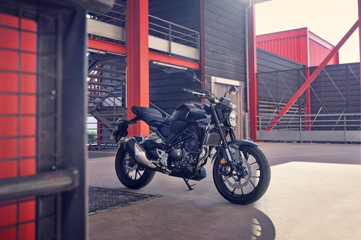 Honda vừa chính thức giới thiệu phiên bản 2022 của mẫu naked-bike Neo Sports Café CB300R cho thị trường Thái Lan với một số nâng cấp mới giúp cải thiện hiệu năng vận hành của xe. Theo công bố, Honda CB300R 2022 mới tại Thái Lan sẽ được nâng cấp hệ thống treo với cặp phuộc hành trình ngược ở trước mang thương hiệu Showa.