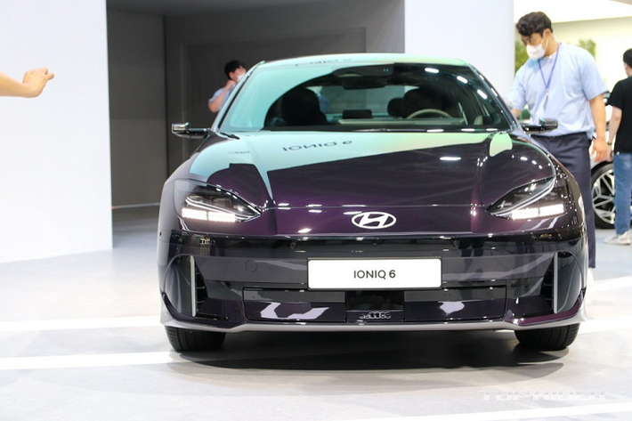 Hyundai Ioniq 6 2023 mới là mẫu sedan thuần điện hạng trung đã lần đầu tiên trình làng trong triển lãm Ô tô Quốc tế Busan diễn ra vào giữa tháng 7 vừa qua. Tại thị trường Hàn Quốc, mẫu ôtô điện này có 2 phiên bản là Stardard Range và Long Range.