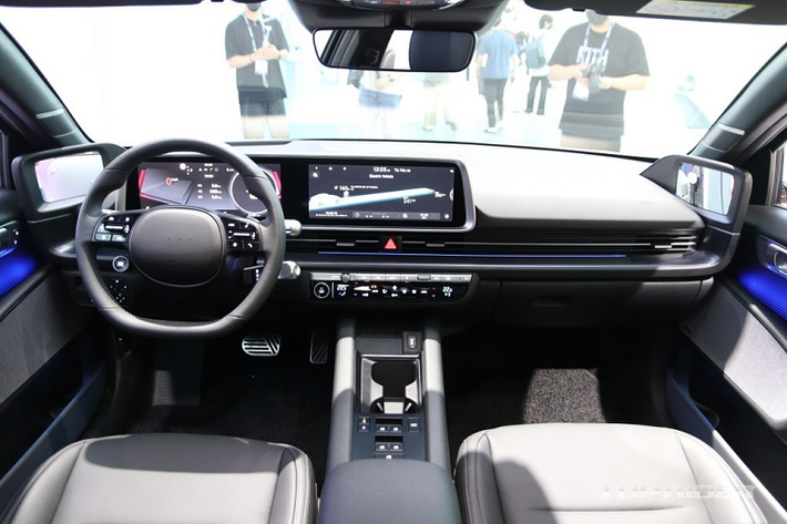 Giá xe Hyundai Ioniq 6 Stardard Range cho bản trang bị Exclusive dao động từ 54 - 54,5 triệu Won (971 - 980 triệu đồng). Trong khi đó, Long Range được chia thành 3 bản trang bị là Exclusive, Exclusive Plus và Prestige với giá dao động từ 58,5 - 64,5 triệu Won (1,05 - 1,16 tỷ đồng)
