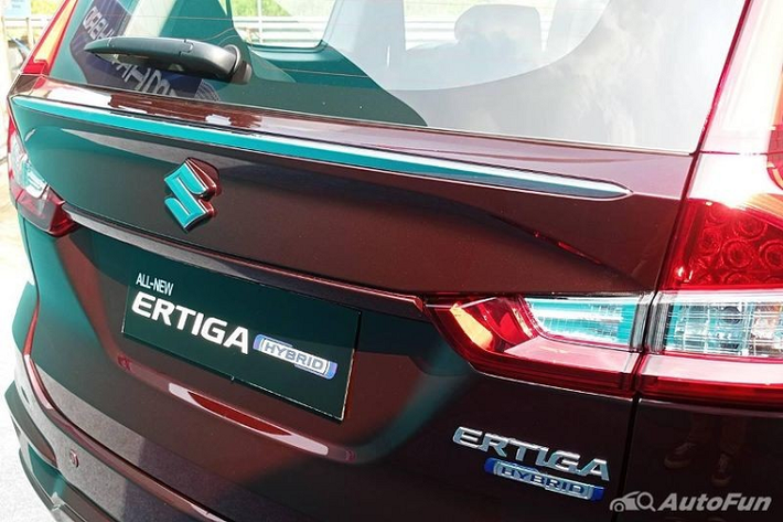 Ngoài ra, mẫu MPV này còn được trang bị hộp số sàn 5 cấp hoặc hộp số tự động 4 cấp. Hiện lượng xăng tiêu thụ của Suzuki Ertiga Hybrid 2022 vẫn chưa được công bố. Tuy nhiên, xe chắc chắn sẽ tiết kiệm xăng hơn Suzuki Ertiga phiên bản cũ. Đồng thời, đây cũng là mẫu xe hybrid đầu tiên trong phân khúc MPV cỡ nhỏ tại thị trường Indonesia.