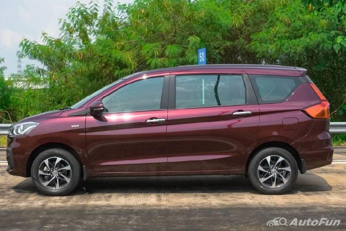 Không chỉ được trang bị động cơ mới, Suzuki Ertiga Hybrid 2022 còn thay đổi nhẹ trong thiết kế ngoại thất. Theo đó, xe được trang bị mắt lưới tản nhiệt mạ crôm với tạo hình đôi cánh mới. Tiếp đến là nẹp mạ crôm mới trên cửa cốp, nằm sát với cửa kính. Tuy nhiên, Suzuki Ertiga Hybrid 2022 tại Indonesia không được trang bị bộ vành hợp kim với thiết kế 5 chấu kép, sơn phối 2 màu mới như xe ở Ấn Độ. Thay vào đó, mẫu MPV này vẫn dùng bộ vành hợp kim với thiết kế 7 chấu tương tự phiên bản cũ.
